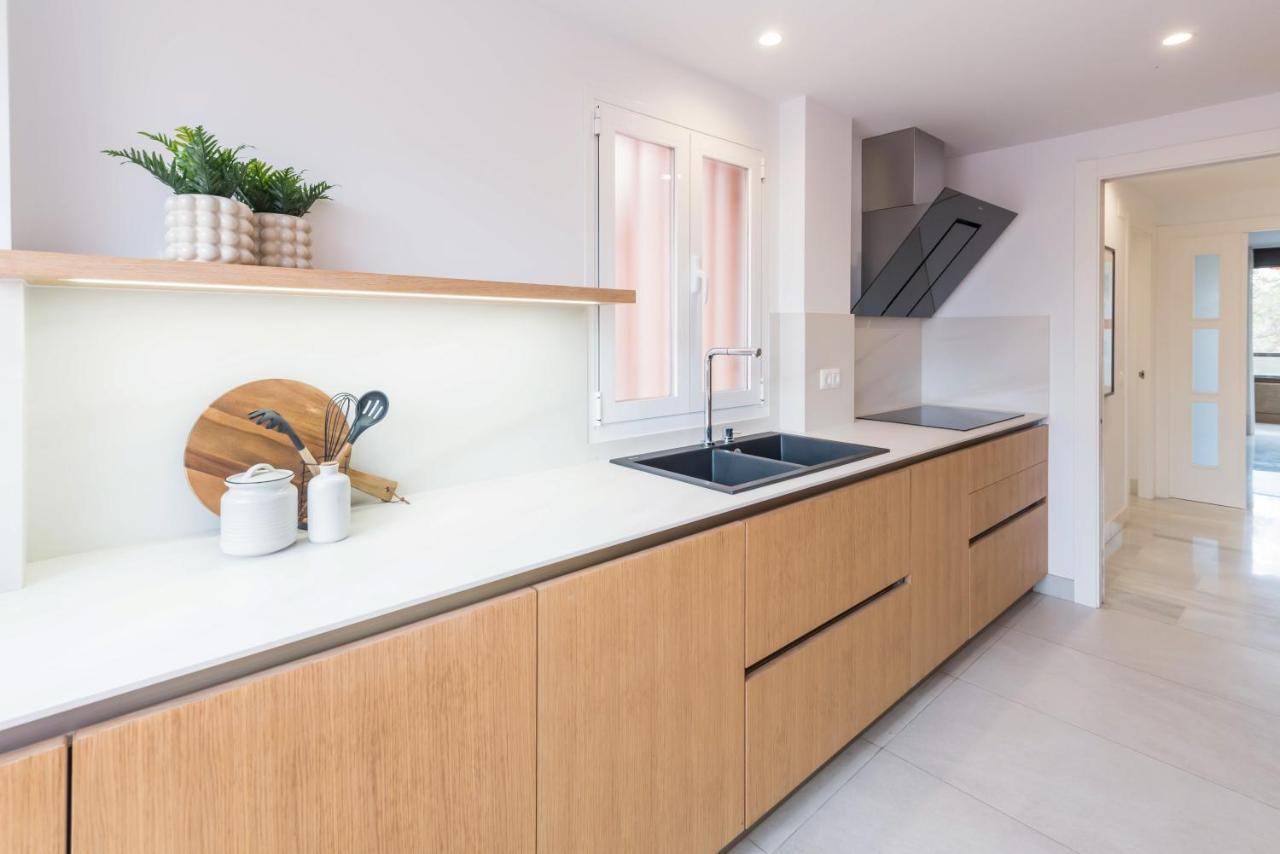 Premium Apartment & Free Parking By Ele Apartments マラガ エクステリア 写真
